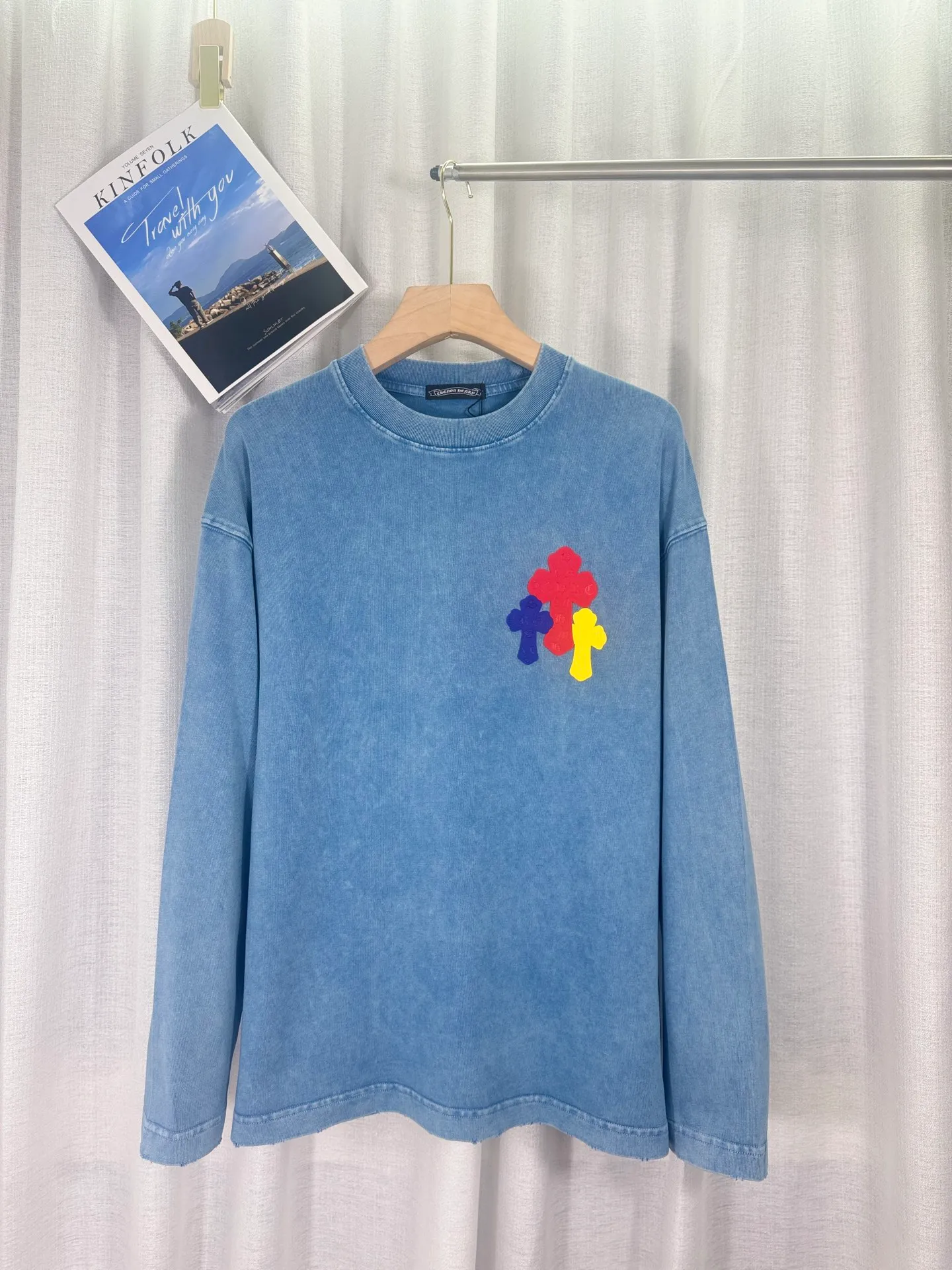 P250 top version, real shot without P, ​​different from market currency) 𝗖𝗵𝗿𝗼𝗺𝗲 𝗛𝗲𝗮𝗿𝘁𝘀/Cro Heart 2025 Autumn and Winter Horseshoe Cross Sticker 3D Glue Couple Casual Long Sleeve 👑The highest version! Customized fabric 320g fabric! Horseshoe cross printing 3D hot glue! The best-selling model in the counter, very comfortable to wear. Accessories: original molded and authenticated collar label➕100% silk wash label. Genuine purchase-grade original hangtag➕matching hanging rope➕3D hanging beads➕original packaging bag. Craftsmanship: The original version has consistent wiring! The highest version of the armhole matching technique! Color: Blue Black Size: S M L XL Style No.: 5175